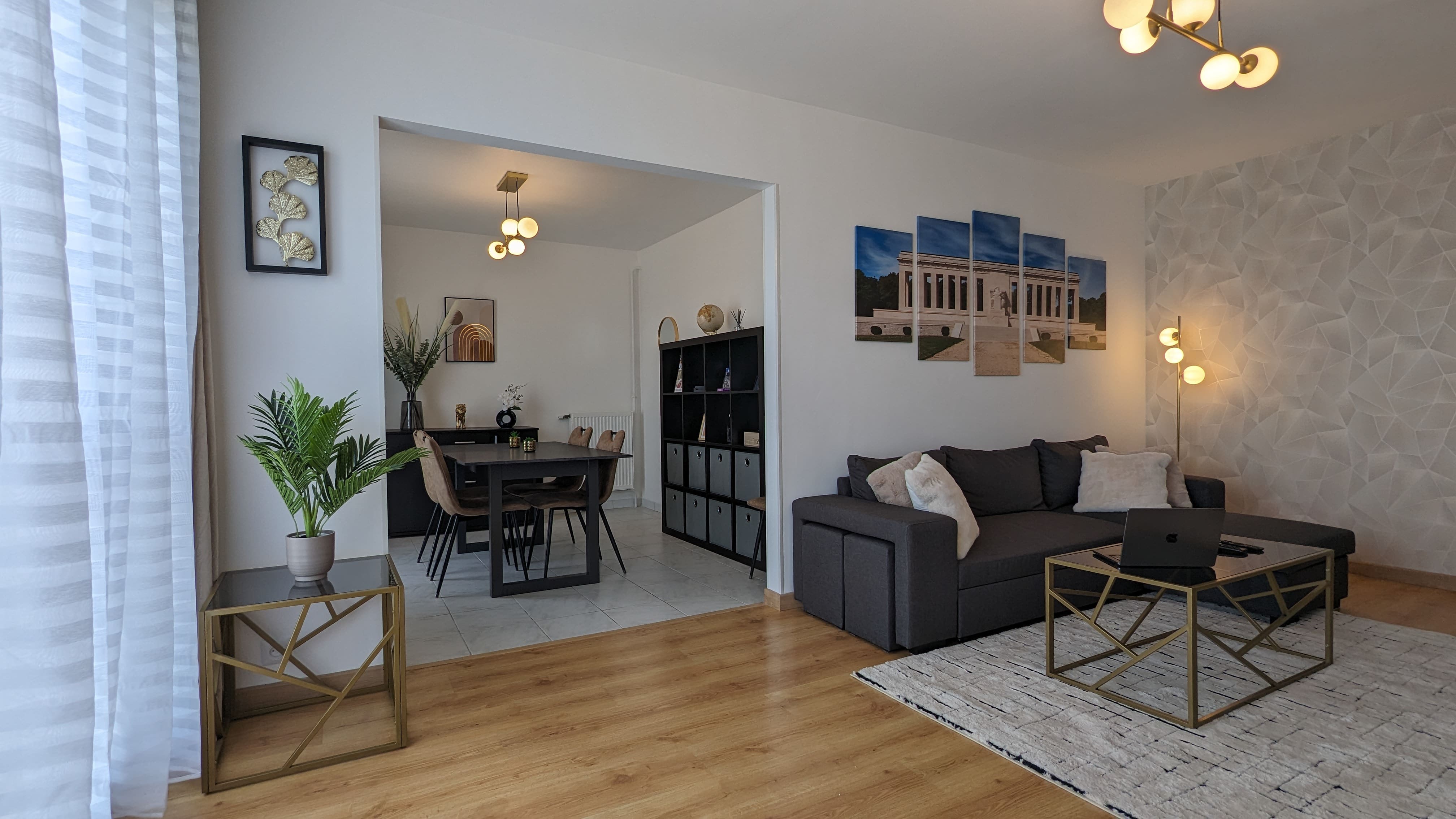 Salon spacieux avec canapé d'angle